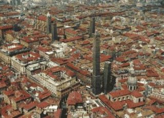 fotografia dall'alto di Bologna e delle Due Torri di Bologna - Studio Legale Valeria Mazzotta Francesca Teneggi